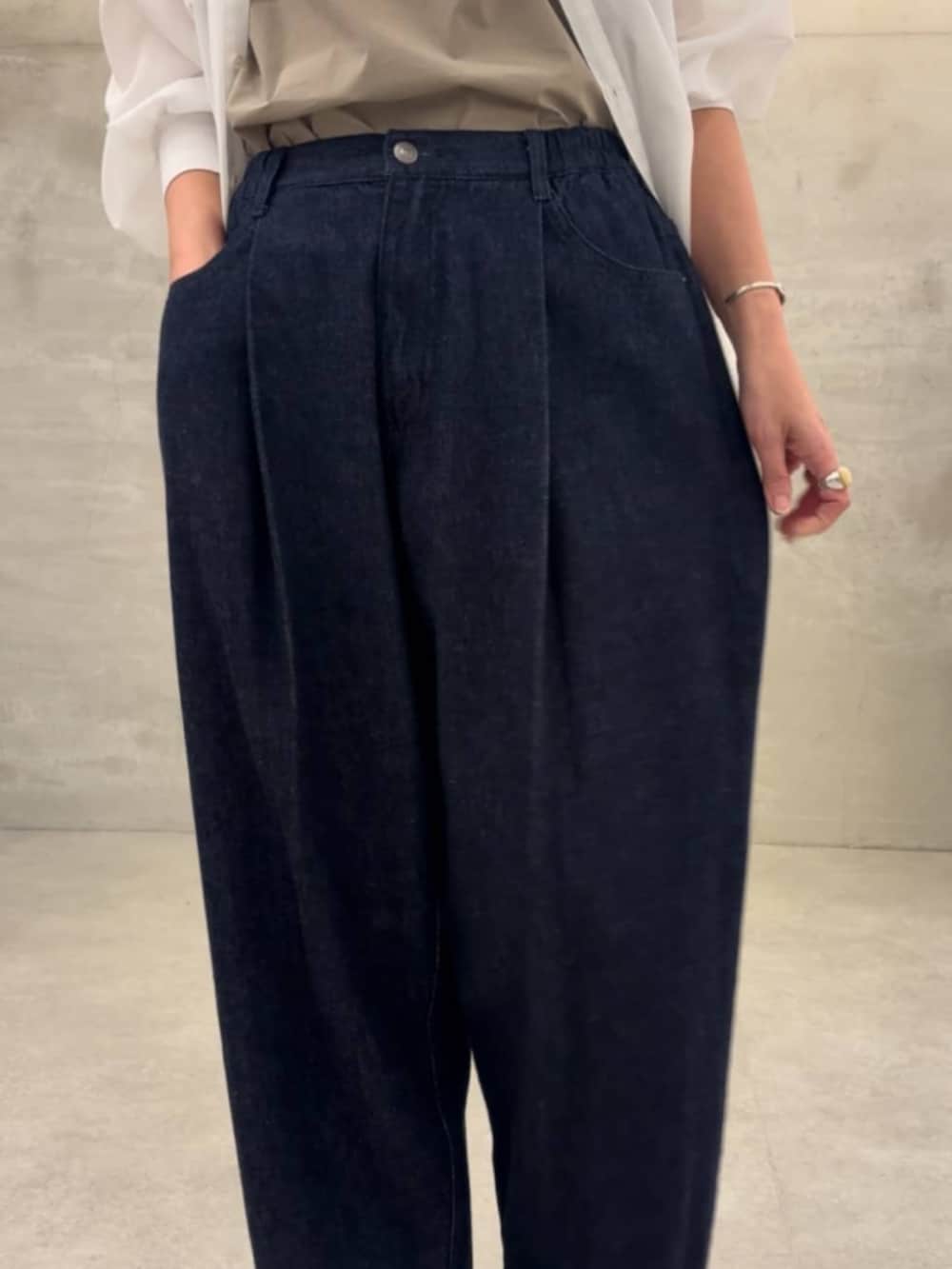 ホワイト系のシャツ/ブラウス、ブルー系のデニムパンツ、グリーン系のシャツ/ブラウスを着用したレディースの冬コーディネートの8枚目の写真