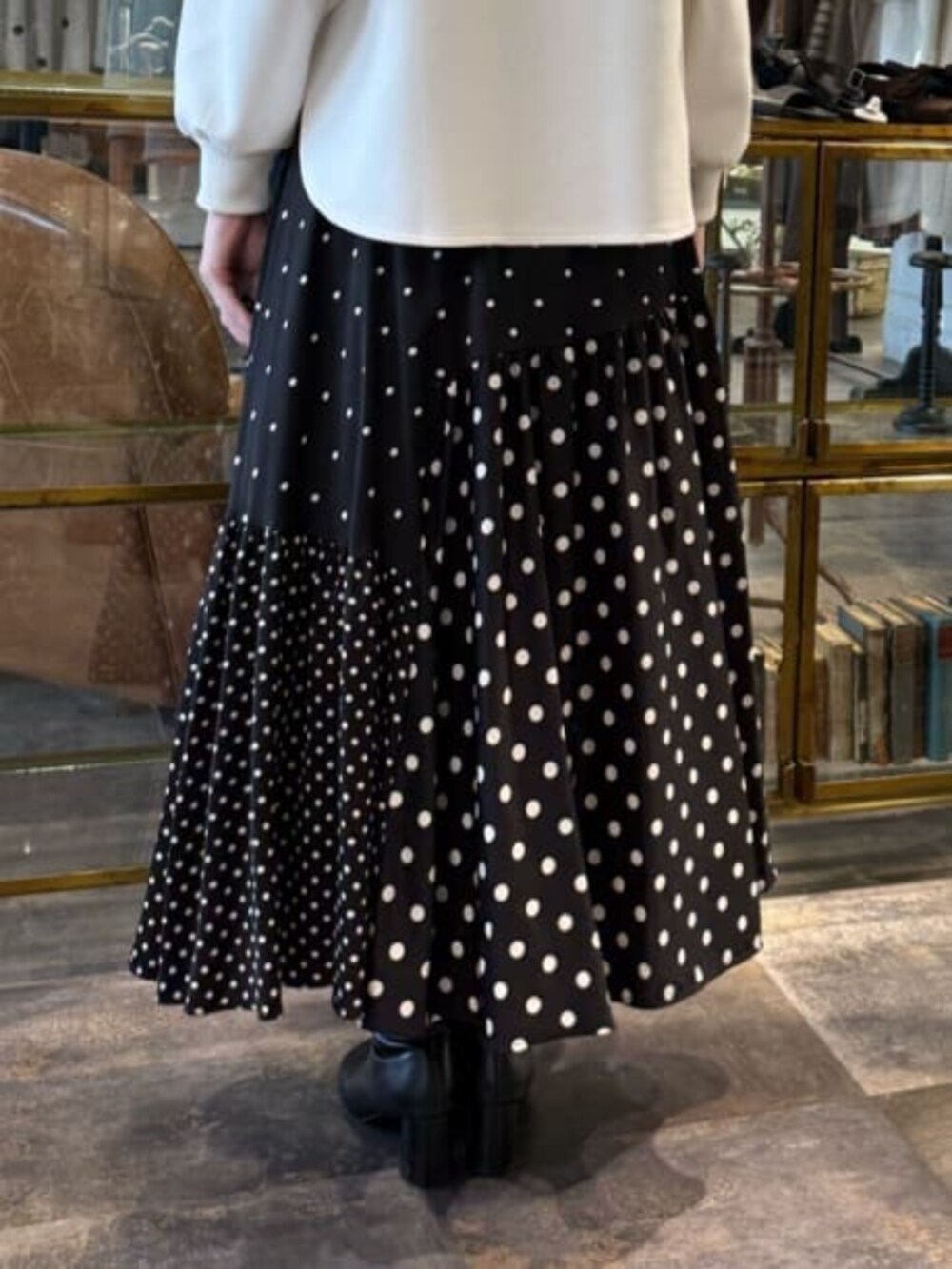 ホワイト系のTシャツ/カットソー、ブラック系のスカートを着用したレディースの冬コーディネートの8枚目の写真