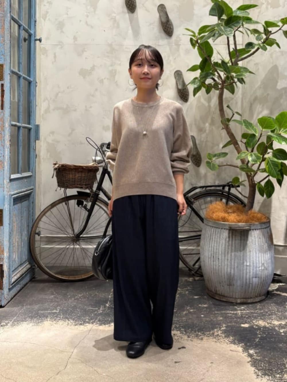 ブラック系のその他パンツ、ブラウン系のニット/セーターを着用したレディースの夏コーディネートの6枚目の写真