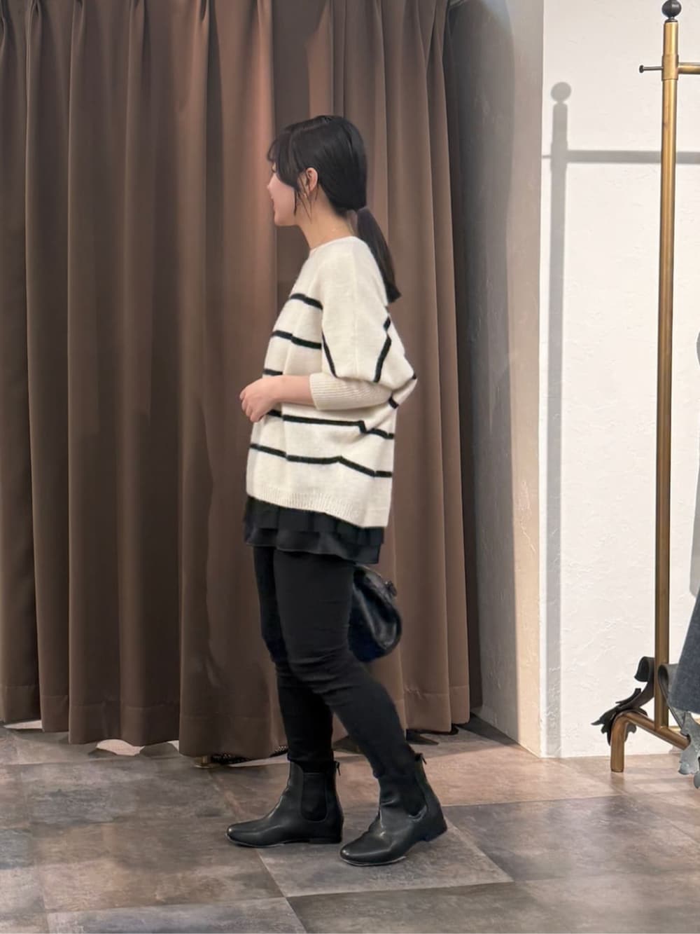 ブラック系のその他パンツ、ホワイト系のニット/セーター、ブラック系のタンクトップを着用したレディースの冬コーディネートの2枚目の写真