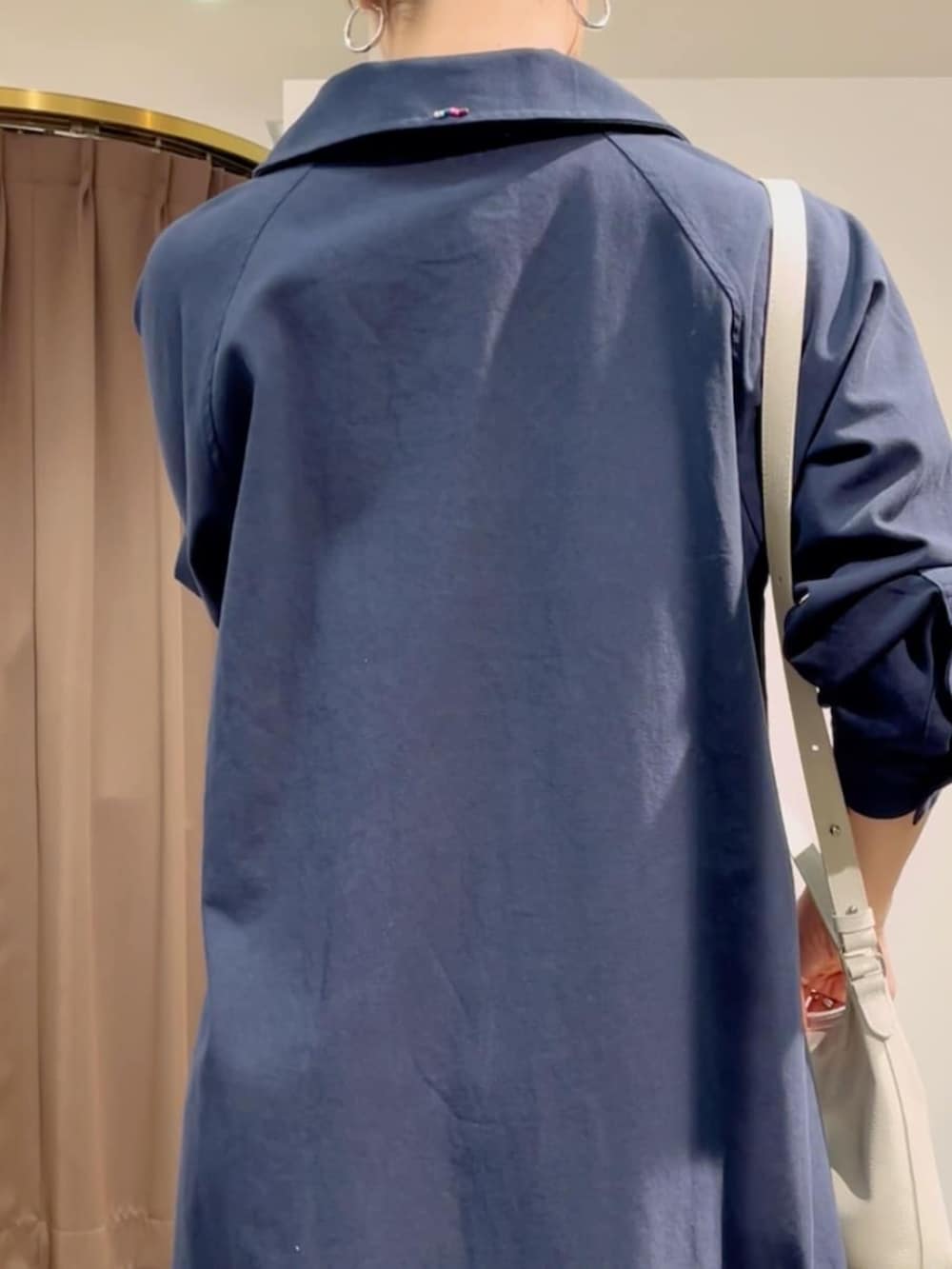 ホワイト系のトートバッグ、ブルー系のワンピースを着用したレディースの春コーディネートの9枚目の写真