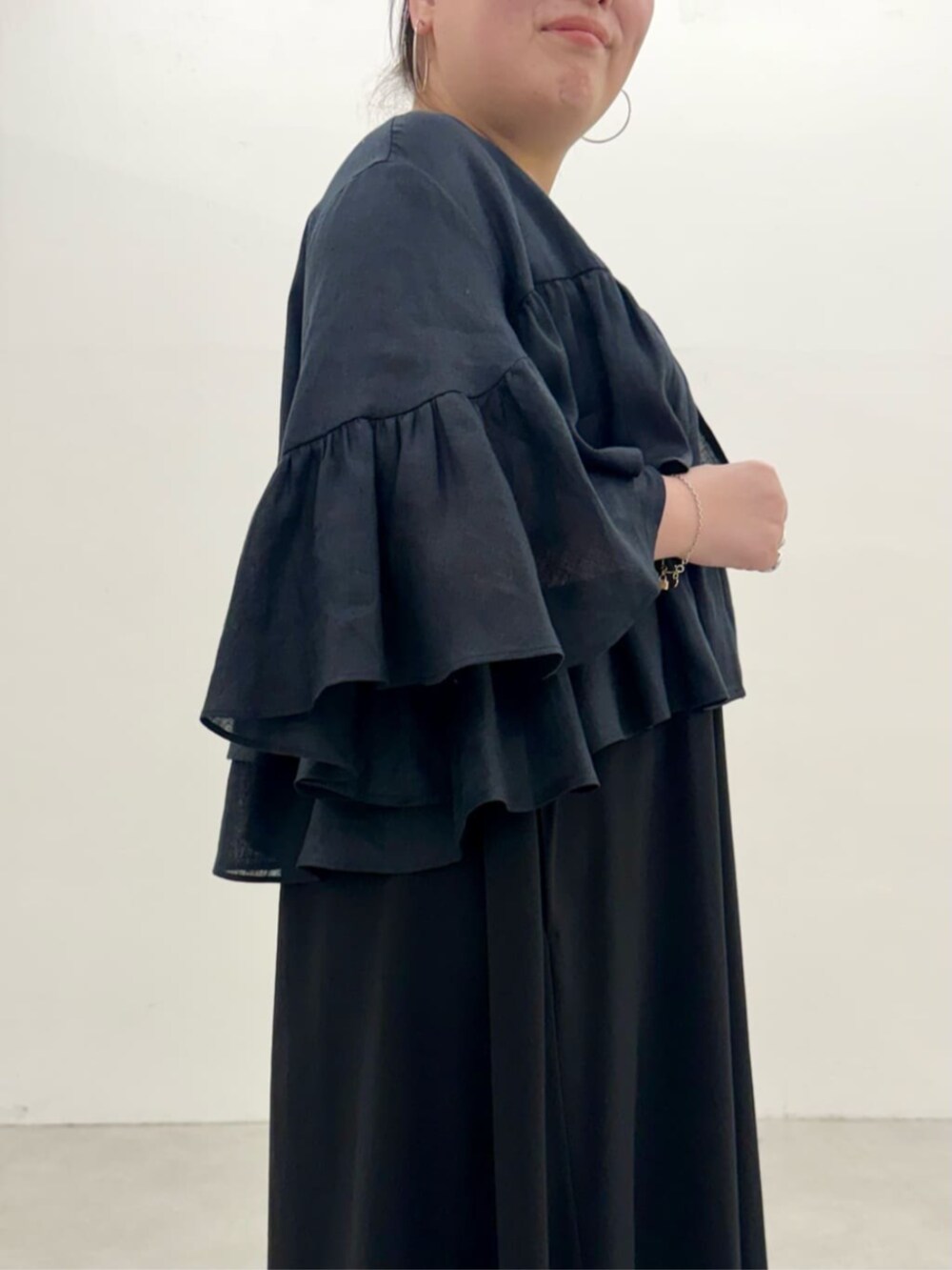 ブラック系のワンピース、ブラック系のその他アウターを着用したレディースの春コーディネートの7枚目の写真