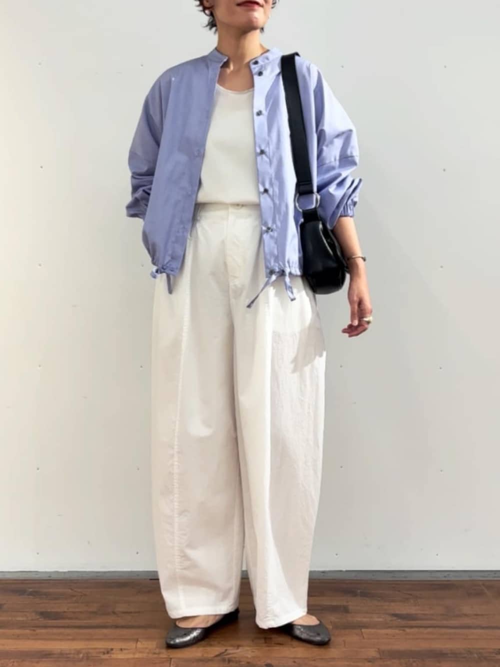 ホワイト系のタンクトップ、ブラック系のショルダーバッグ、ホワイト系のその他パンツを着用したレディースの冬コーディネートの4枚目の写真