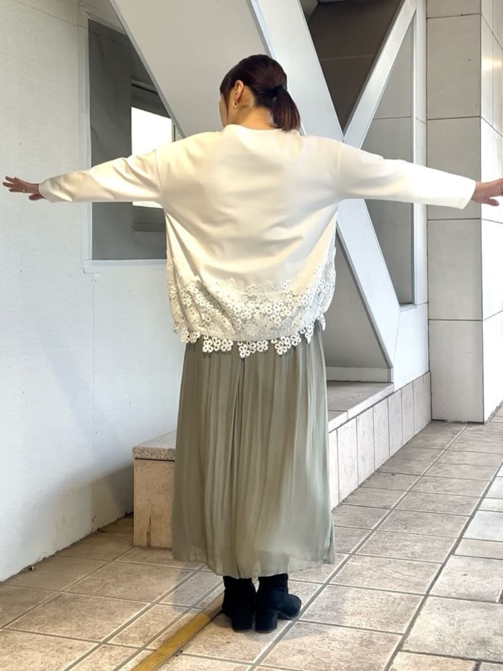 グリーン系のその他パンツ、ホワイト系のTシャツ/カットソーを着用したレディースの冬コーディネートの7枚目の写真