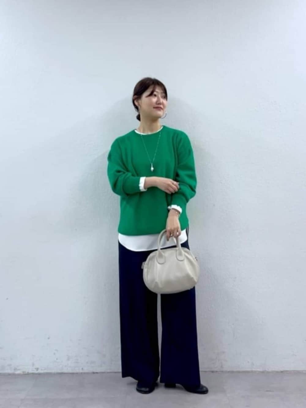 ブルー系のその他パンツ、グリーン系のニット/セーターを着用したレディースの秋コーディネートの2枚目の写真