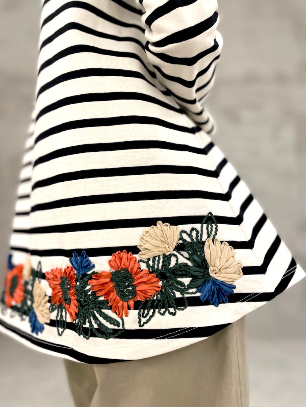 ホワイト系のTシャツ/カットソー、ベージュ系のその他パンツを着用したレディースの春コーディネートの4枚目の写真