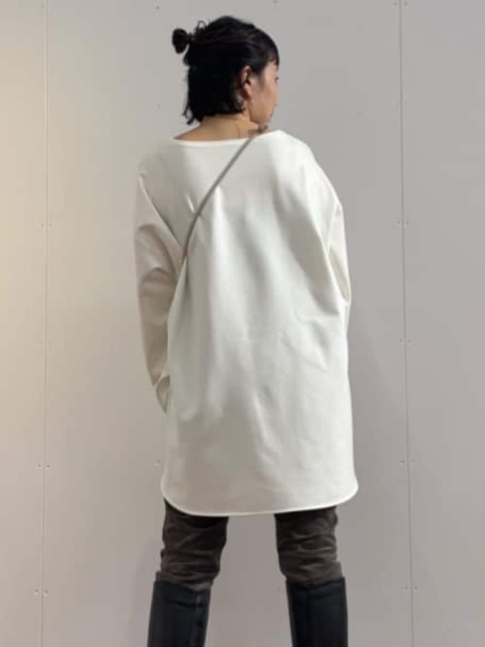 ブルー系のデニムパンツ、ブラック系のトートバッグ、ブルー系のニット/セーターを着用したレディースの秋コーディネートの10枚目の写真