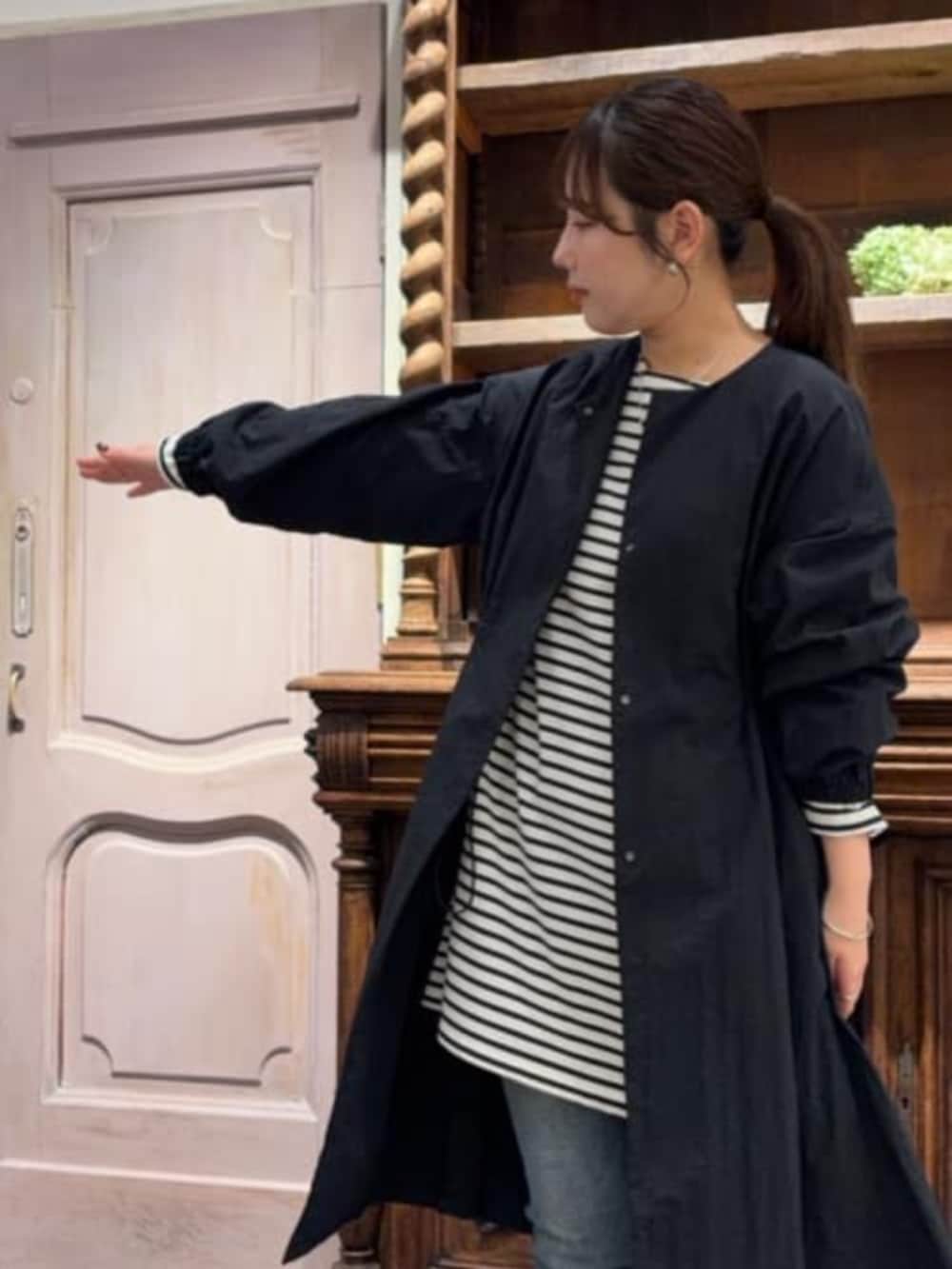 ブラック系のその他アウター、ブルー系のデニムパンツ、ブルー系のTシャツ/カットソーを着用したレディースの冬コーディネートの4枚目の写真