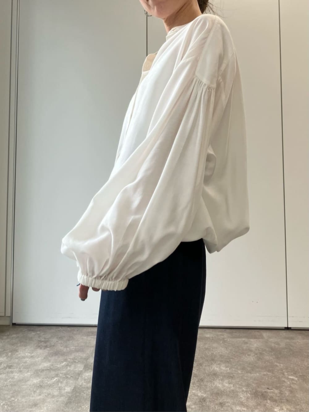 ブルー系のその他パンツ、ホワイト系のシャツ/ブラウスを着用したレディースの夏コーディネートの10枚目の写真