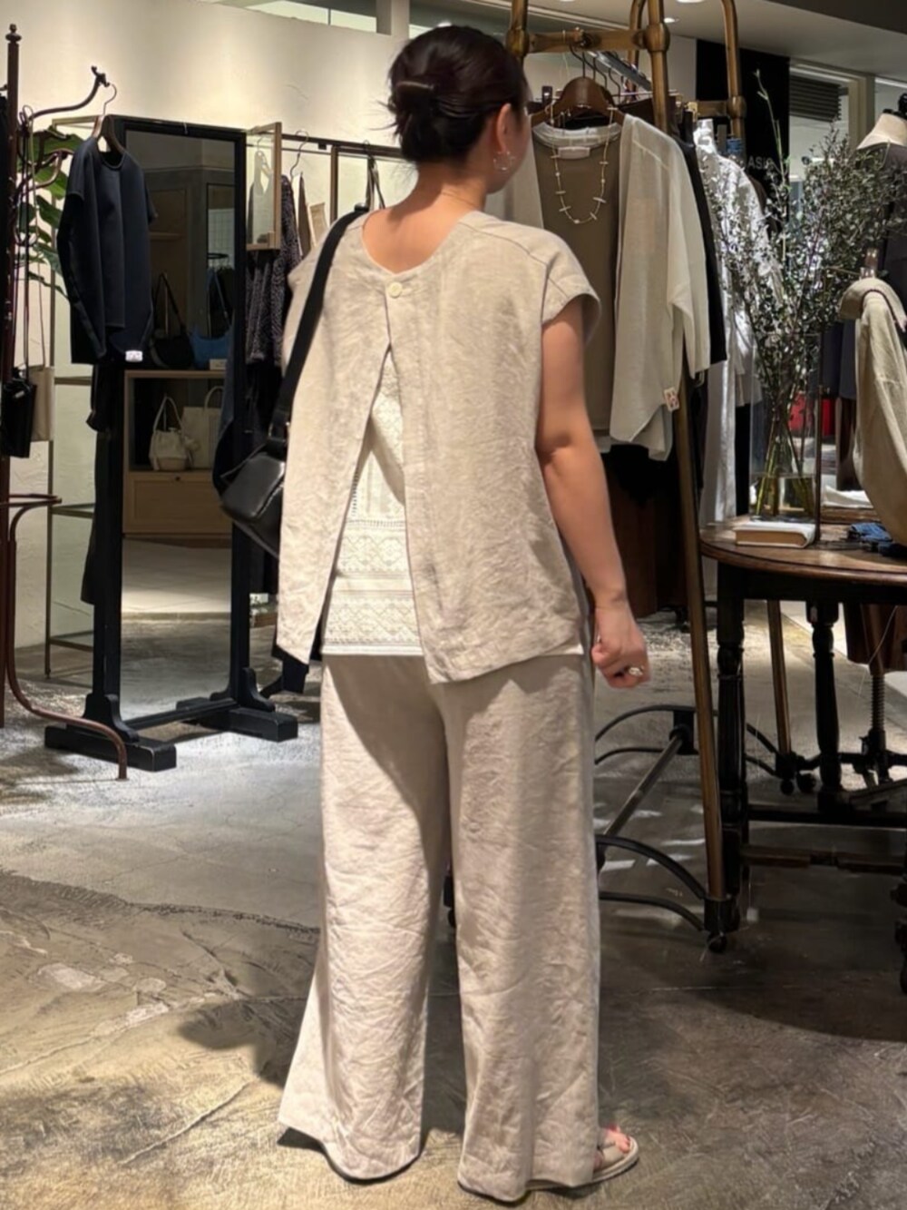 ホワイト系のシャツ/ブラウス、ベージュ系のシャツ/ブラウス、ベージュ系のその他パンツを着用したレディースの夏コーディネートの5枚目の写真