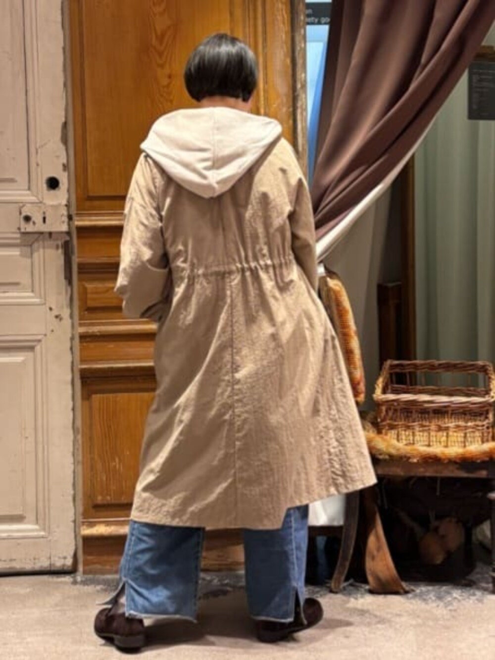 ベージュ系のその他アウター、ブラック系のボストンバッグ、ホワイト系のパーカーを着用したレディースの冬コーディネートの5枚目の写真