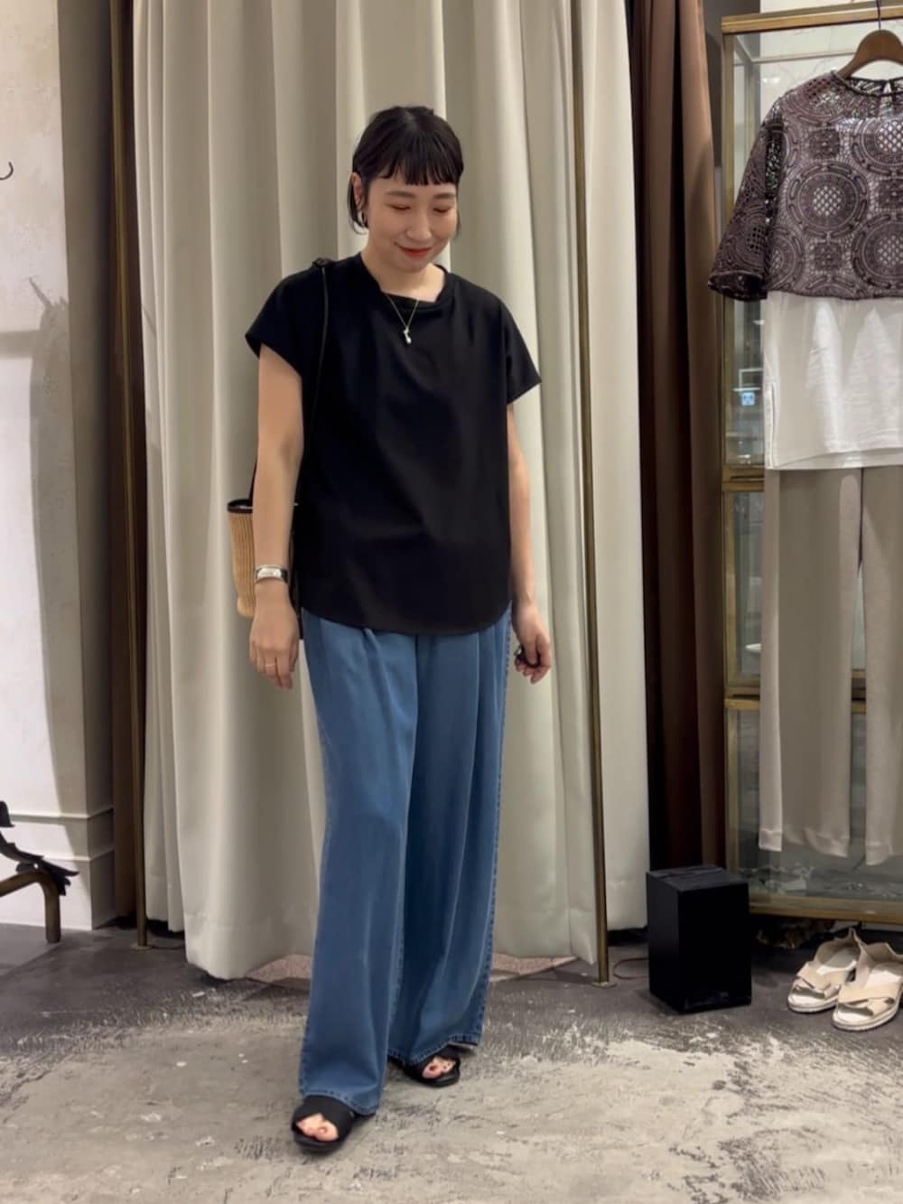ブラック系のTシャツ/カットソー、ブルー系のその他パンツを着用したレディースの春コーディネートの2枚目の写真