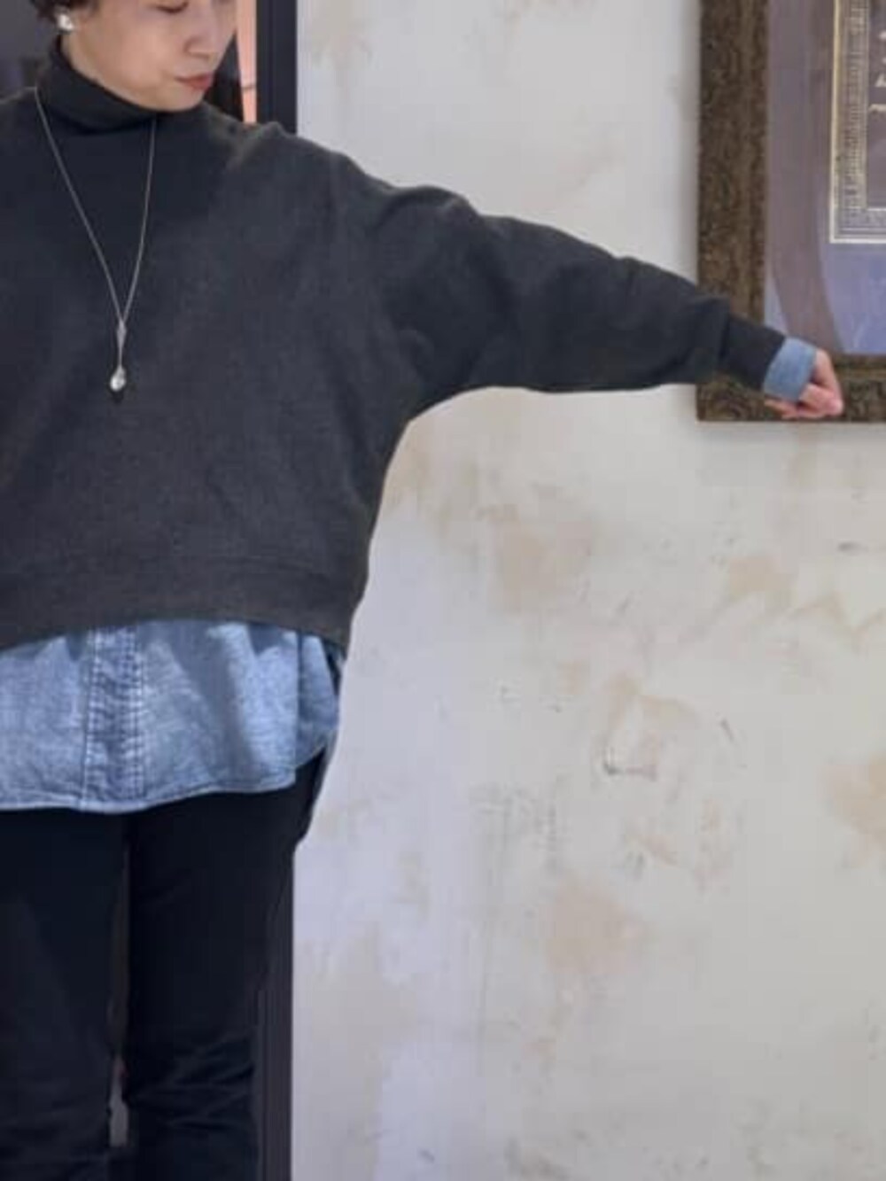 ブルー系のシャツ/ブラウス、ブラック系のその他パンツ、グレー系のニット/セーターを着用したレディースの冬コーディネートの8枚目の写真