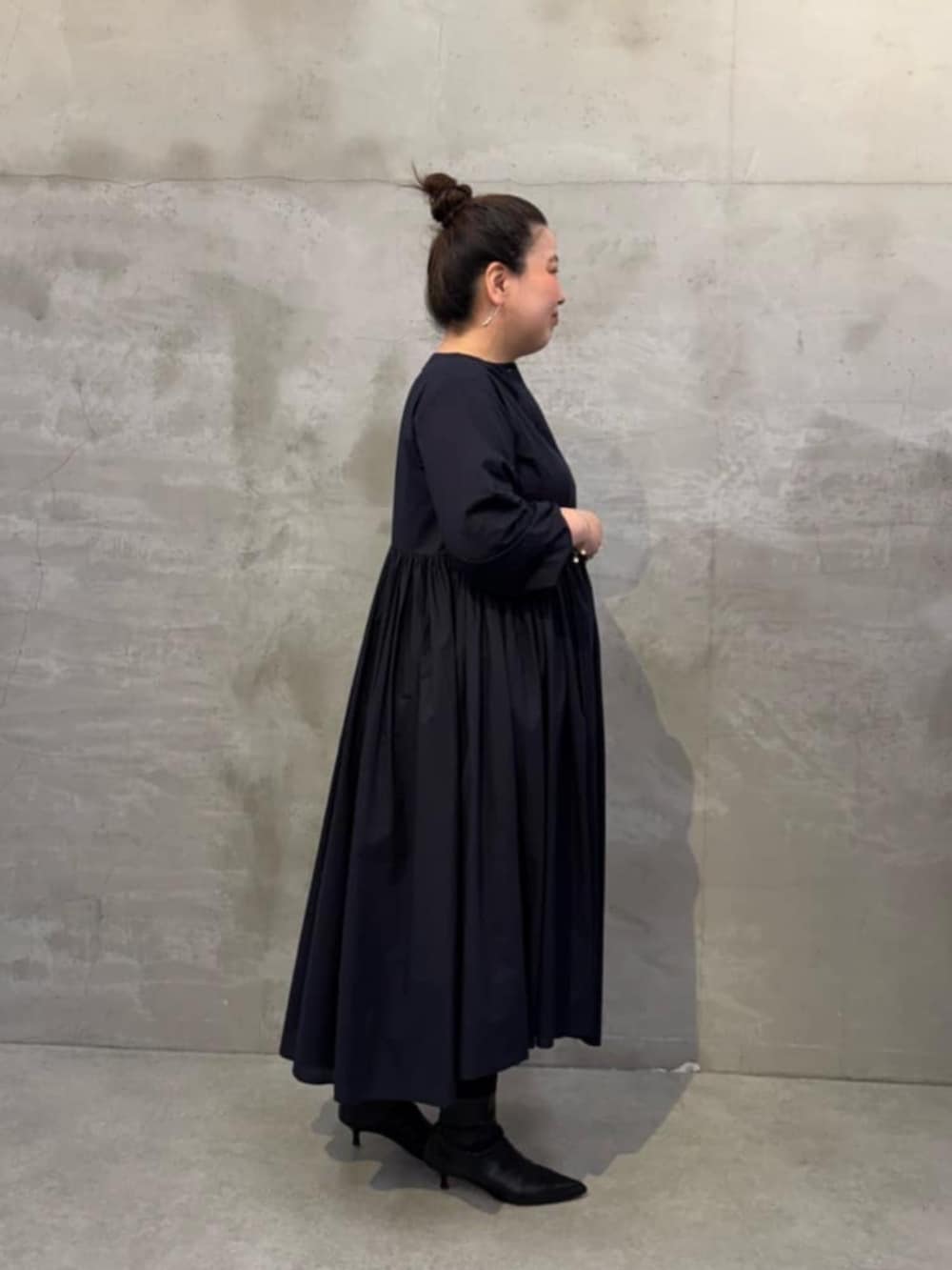 ブルー系のワンピースを着用したレディースの冬コーディネートの8枚目の写真