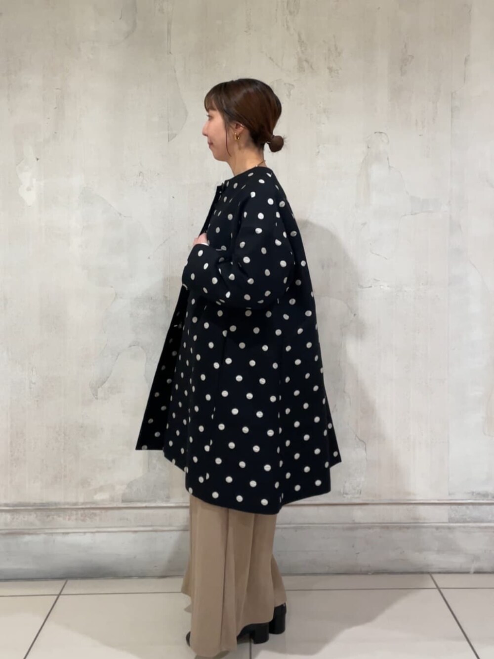 ホワイト系のシャツ/ブラウス、ブラック系のその他アウター、ベージュ系のその他パンツを着用したレディースの冬コーディネートの3枚目の写真