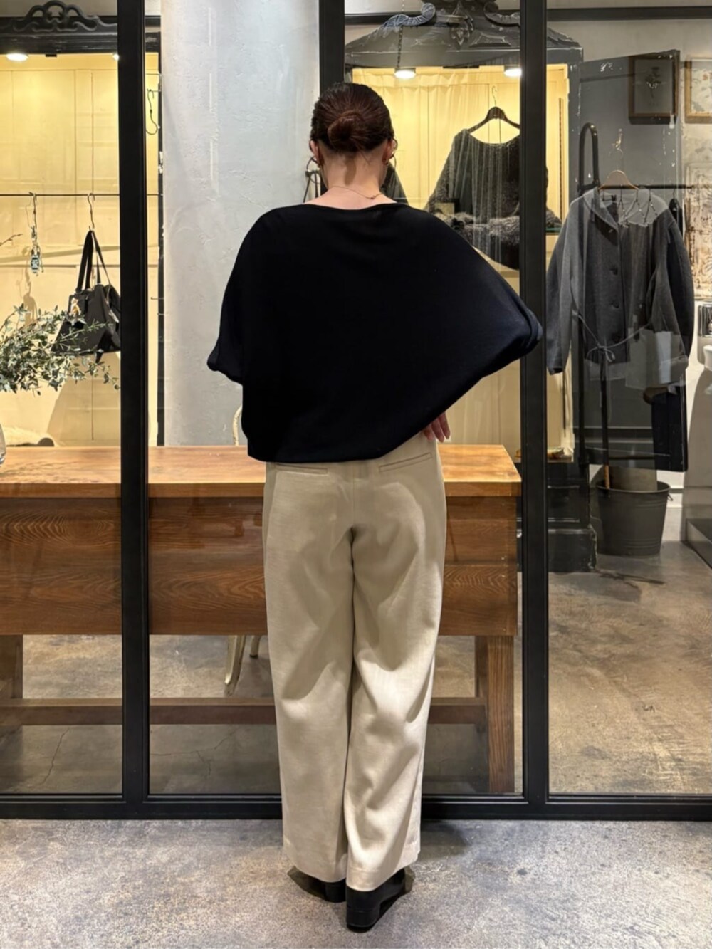 ベージュ系のその他パンツ、ブラック系のニット/セーターを着用したレディースの冬コーディネートの3枚目の写真