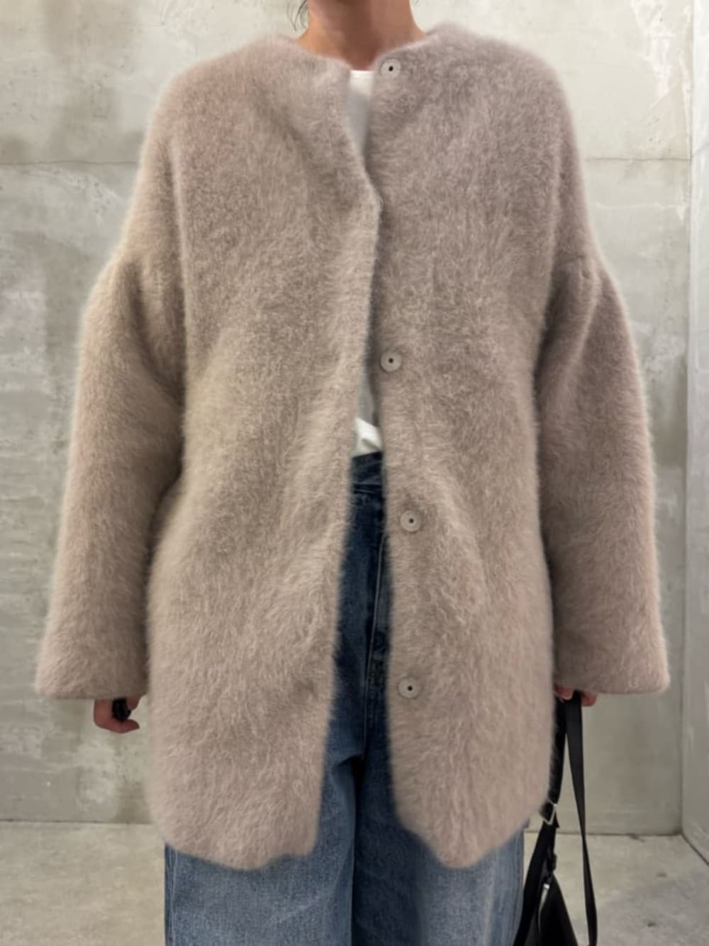 ブルー系のその他パンツ、ブラウン系のその他アウター、ブラック系のショルダーバッグを着用したレディースの夏コーディネートの3枚目の写真