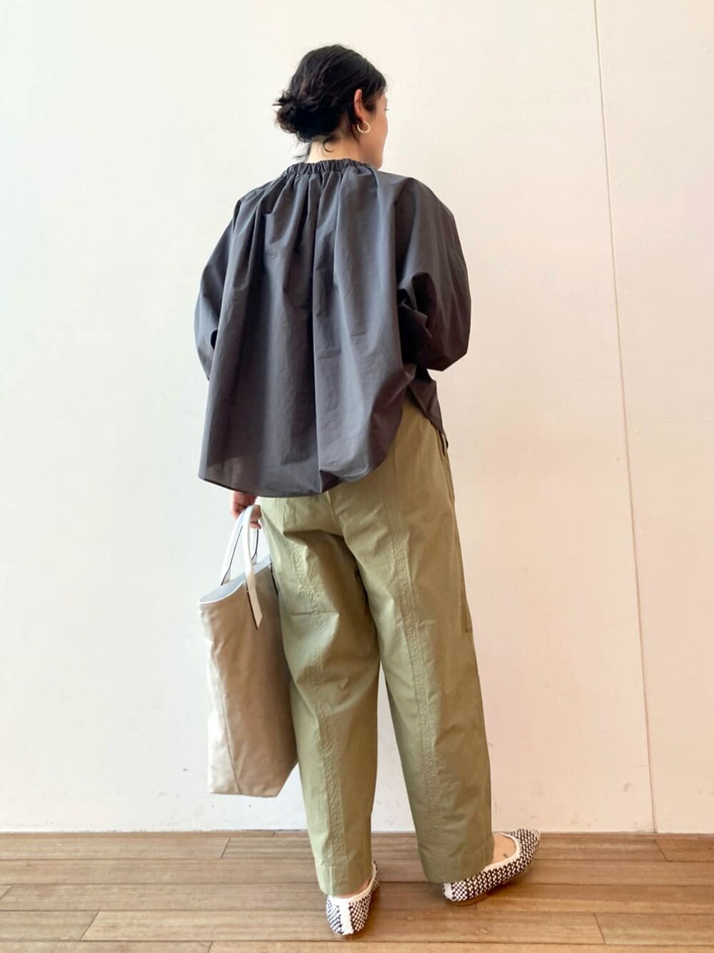 グレー系のシャツ/ブラウス、グリーン系のその他パンツ、ホワイト系のトートバッグを着用したレディースの春コーディネートの3枚目の写真