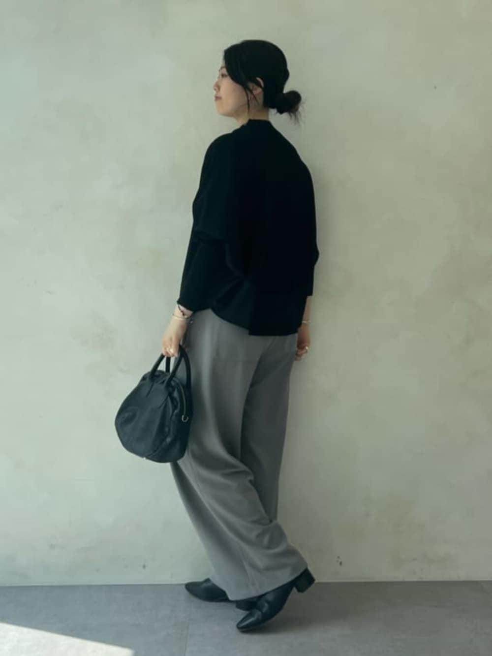 ブラック系のトートバッグ、ブラック系のその他アウター、グレー系のその他パンツを着用したレディースの夏コーディネートの5枚目の写真