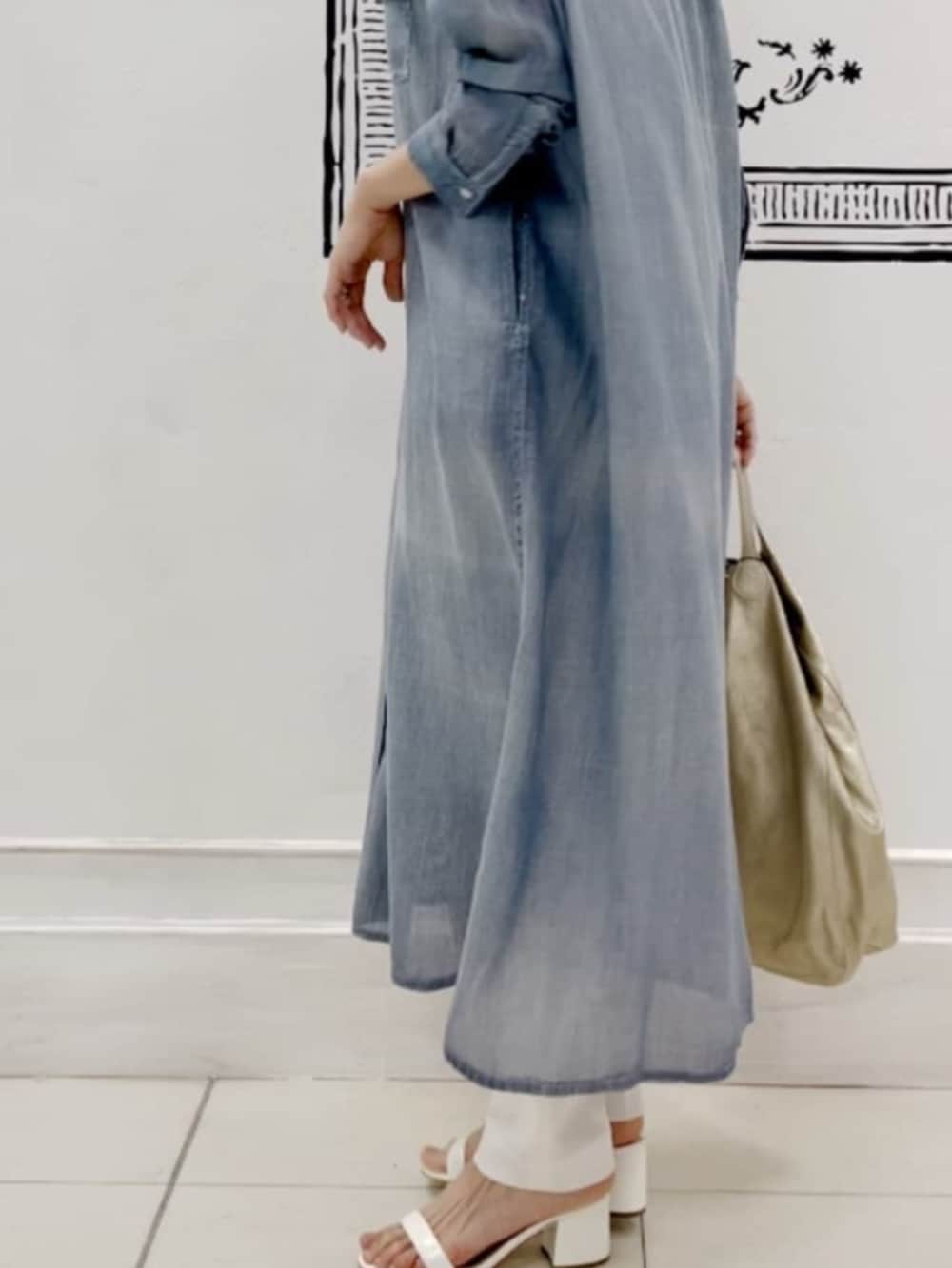 ブルー系のワンピースを着用したレディースの冬コーディネートの10枚目の写真