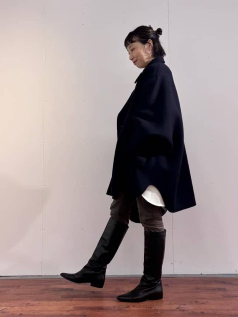 ブラック系のトートバッグ、グリーン系のその他パンツ、ホワイト系のシャツ/ブラウスを着用したレディースの秋コーディネートの8枚目の写真