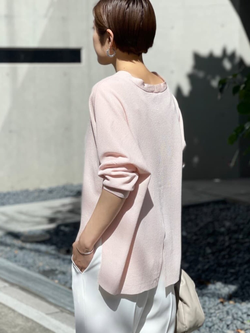 ピンク系のカーディガン/ボレロ、ホワイト系のその他パンツを着用したレディースの夏コーディネートの4枚目の写真