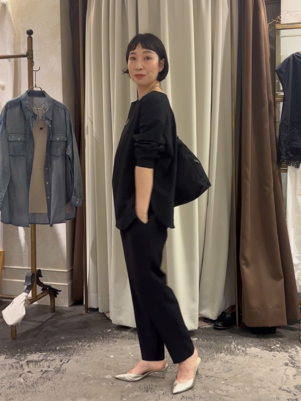 ブラック系のシャツ/ブラウス、ブラック系のその他パンツを着用したレディースの春コーディネートの2枚目の写真