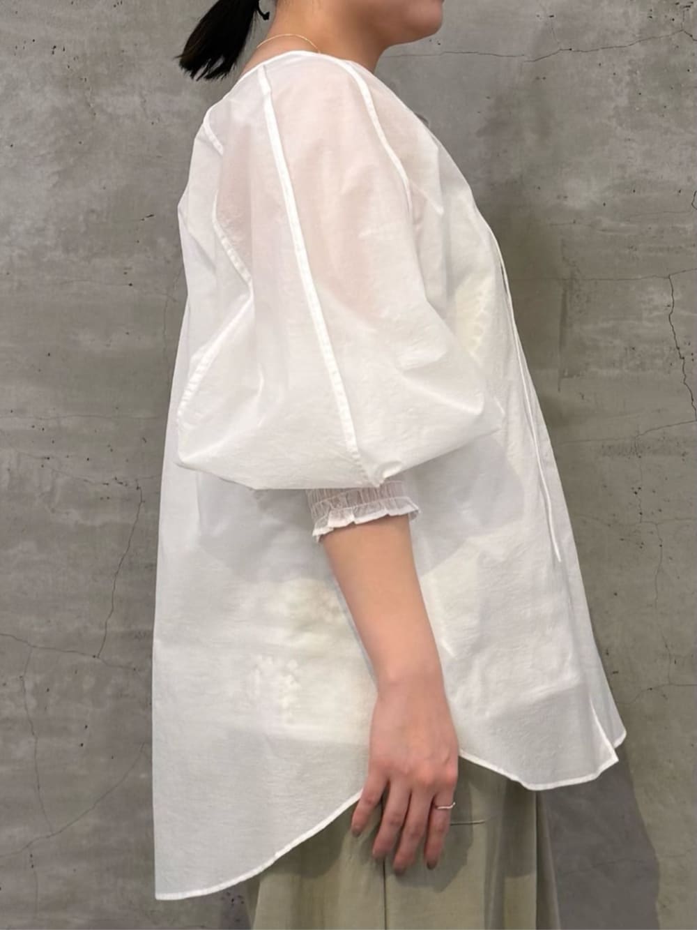 グリーン系のその他パンツ、ホワイト系のショルダーバッグ、ホワイト系のシャツ/ブラウスを着用したレディースの冬コーディネートの5枚目の写真