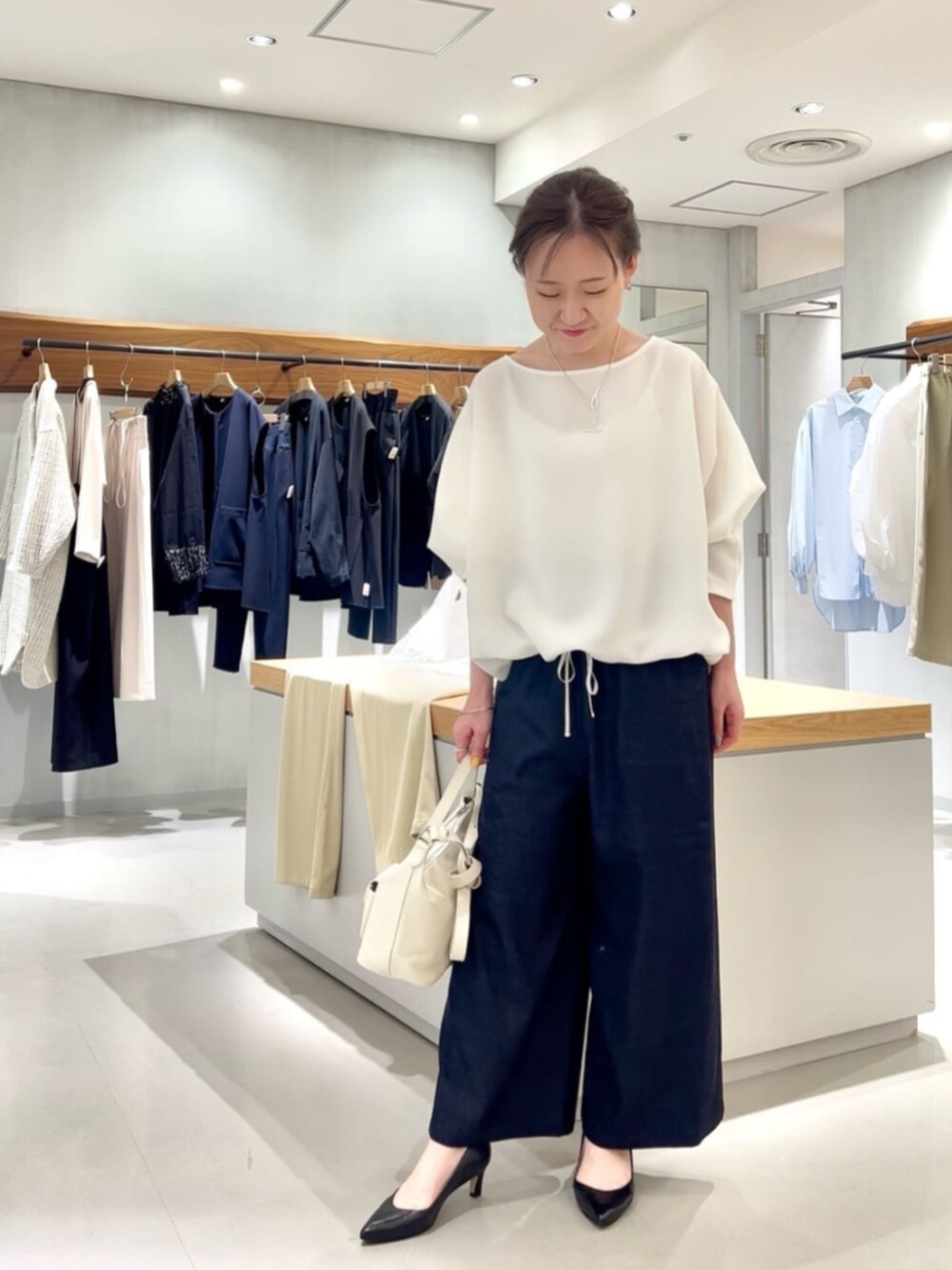 ブルー系のその他パンツ、ホワイト系のシャツ/ブラウスを着用したレディースの春コーディネートの2枚目の写真