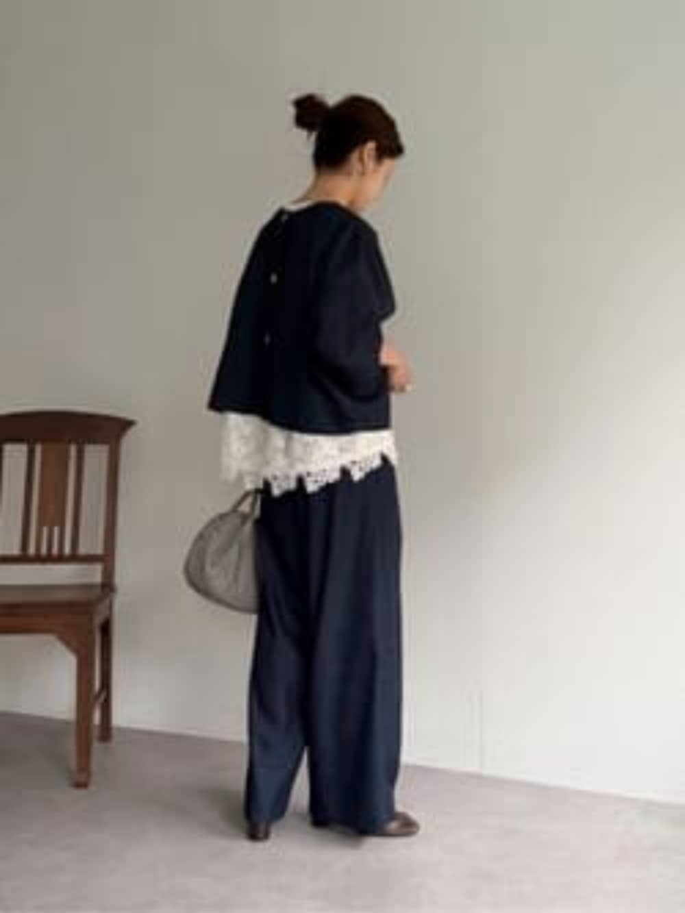 ブルー系のその他パンツ、グレー系のボストンバッグ、ホワイト系のTシャツ/カットソーを着用したレディースの夏コーディネートの6枚目の写真