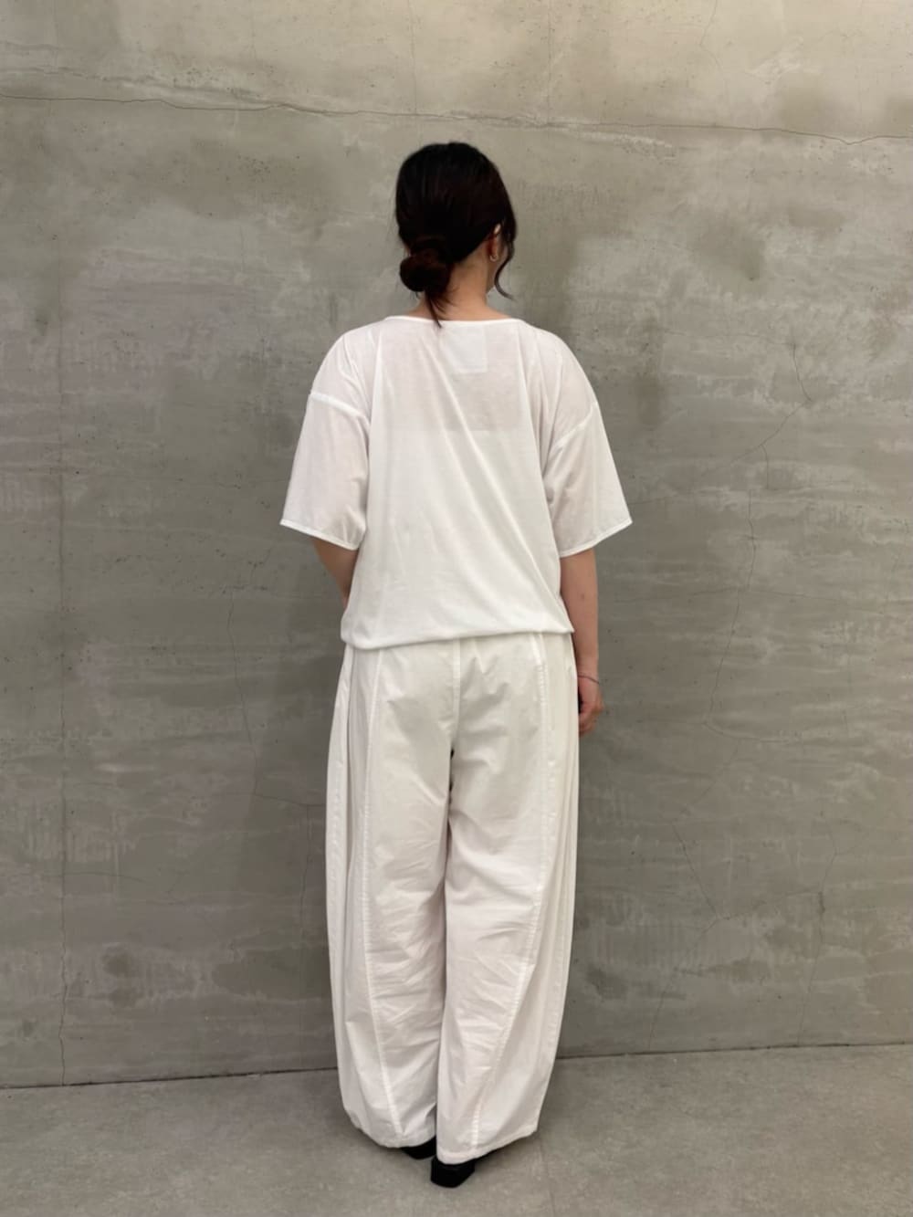ブラック系のショルダーバッグ、ホワイト系のTシャツ/カットソーを着用したレディースの春コーディネートの4枚目の写真