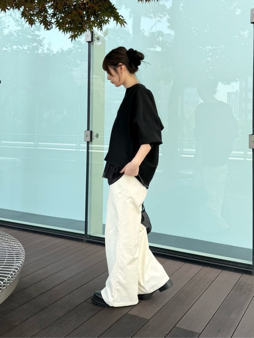 ブラック系のカーディガン/ボレロ、ブラック系のタンクトップ、ホワイト系のその他パンツを着用したレディースの冬コーディネートの2枚目の写真