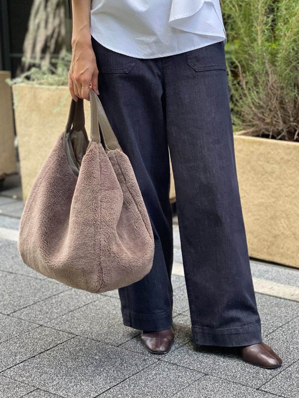 ホワイト系のシャツ/ブラウス、ブルー系のデニムパンツ、ブラウン系のトートバッグを着用したレディースの夏コーディネートの5枚目の写真