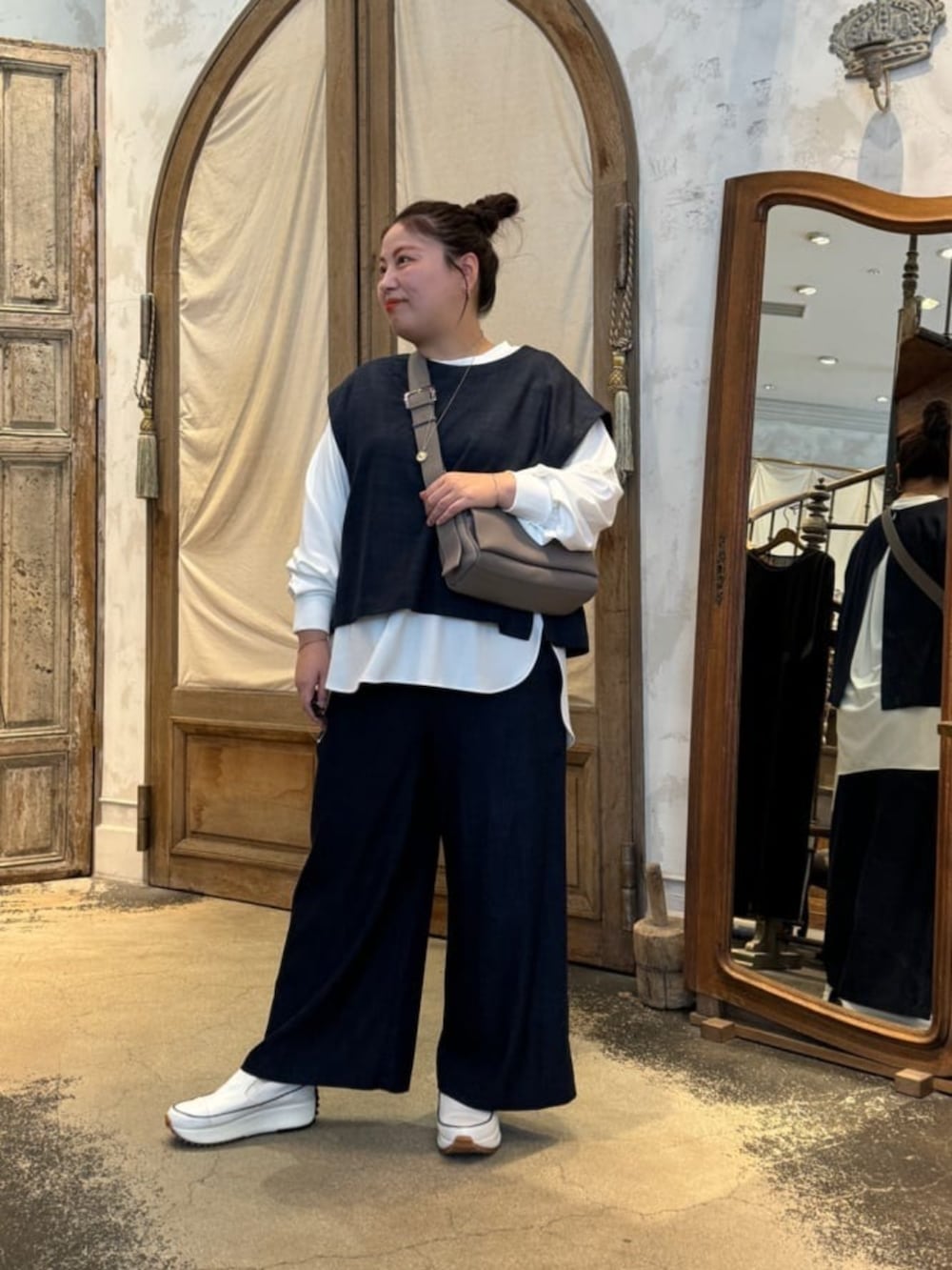 ブルー系のシャツ/ブラウス、ブルー系のその他パンツ、ホワイト系のシャツ/ブラウスを着用したレディースの冬コーディネートの2枚目の写真