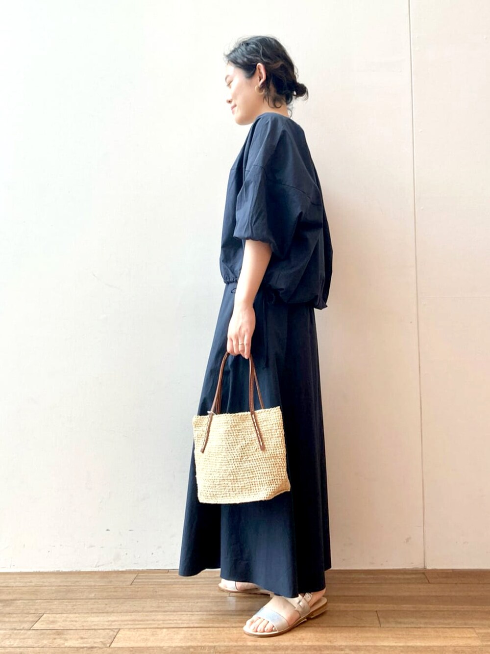 ブルー系のシャツ/ブラウス、ブルー系のスカート、ホワイト系のかごバッグを着用したレディースの春コーディネートの2枚目の写真