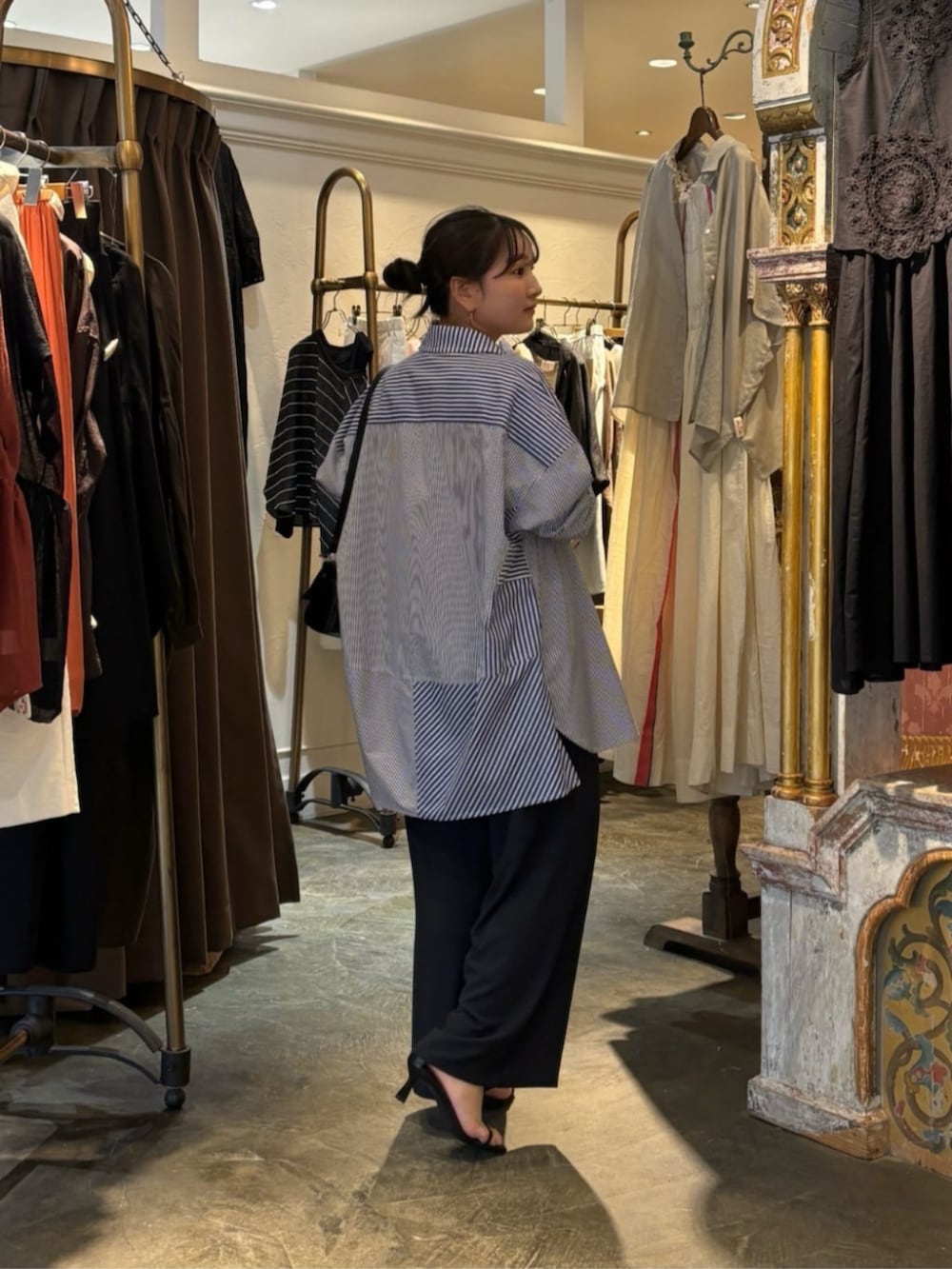 ブルー系のその他パンツ、ブルー系のシャツ/ブラウスを着用したレディースの夏コーディネートの4枚目の写真