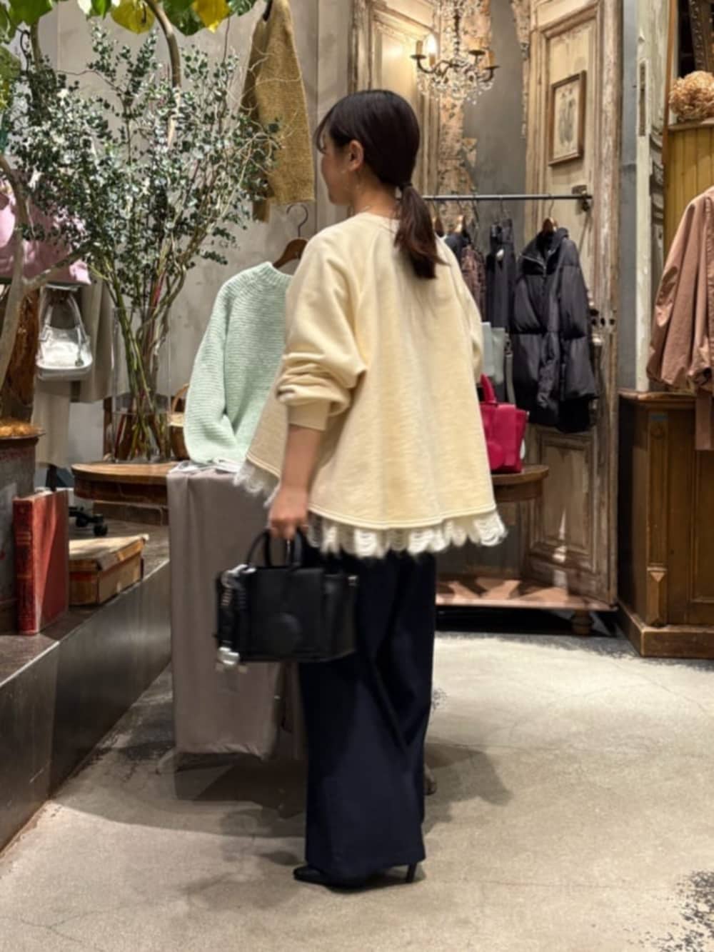 ホワイト系のTシャツ/カットソー、ブラック系のチャームを着用したレディースの冬コーディネートの5枚目の写真