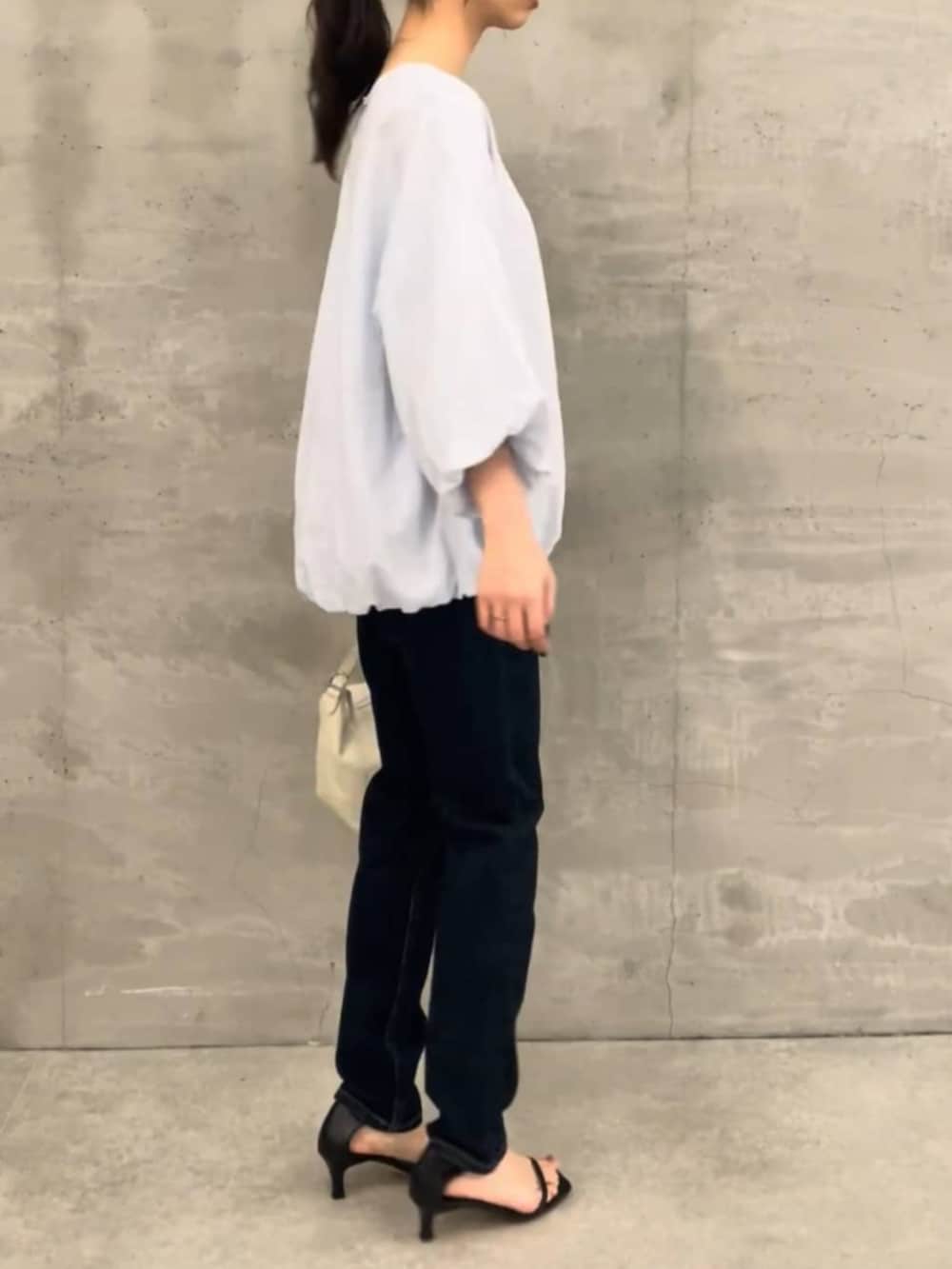 ブルー系のデニムパンツ、ブルー系のシャツ/ブラウス、シルバー系のリングを着用したレディースの冬コーディネートの3枚目の写真