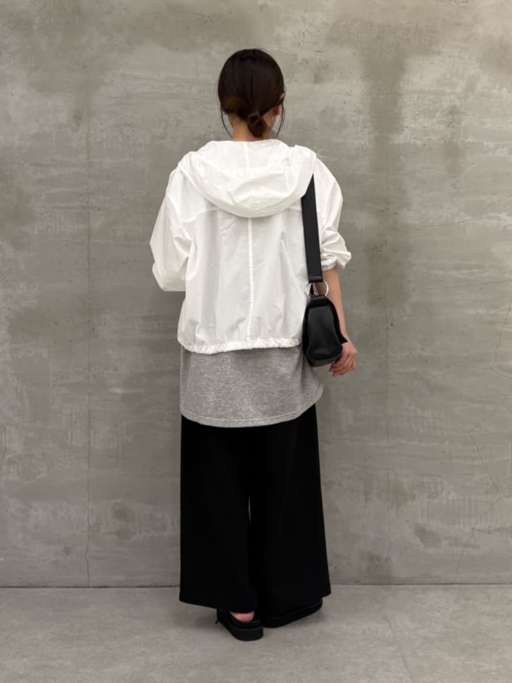 ブラック系のショルダーバッグ、ブラック系のサンダル、ホワイト系のシャツ/ブラウスを着用したレディースの冬コーディネートの6枚目の写真