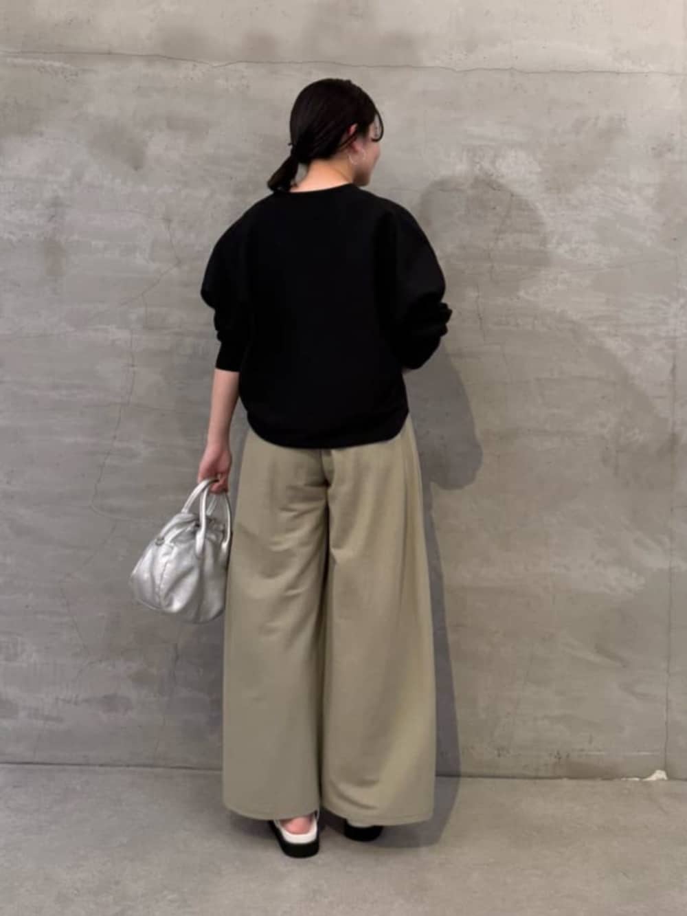 ブラック系のカーディガン/ボレロ、シルバー系のボストンバッグ、グリーン系のその他パンツを着用したレディースの冬コーディネートの3枚目の写真