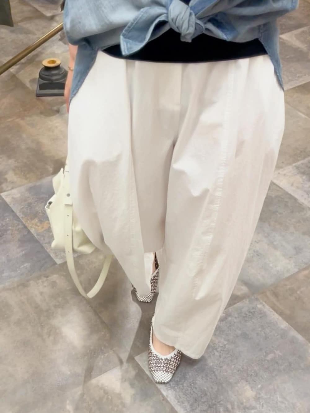 ブルー系のシャツ/ブラウス、ホワイト系のトートバッグ、ホワイト系のその他パンツを着用したレディースの春コーディネートの8枚目の写真