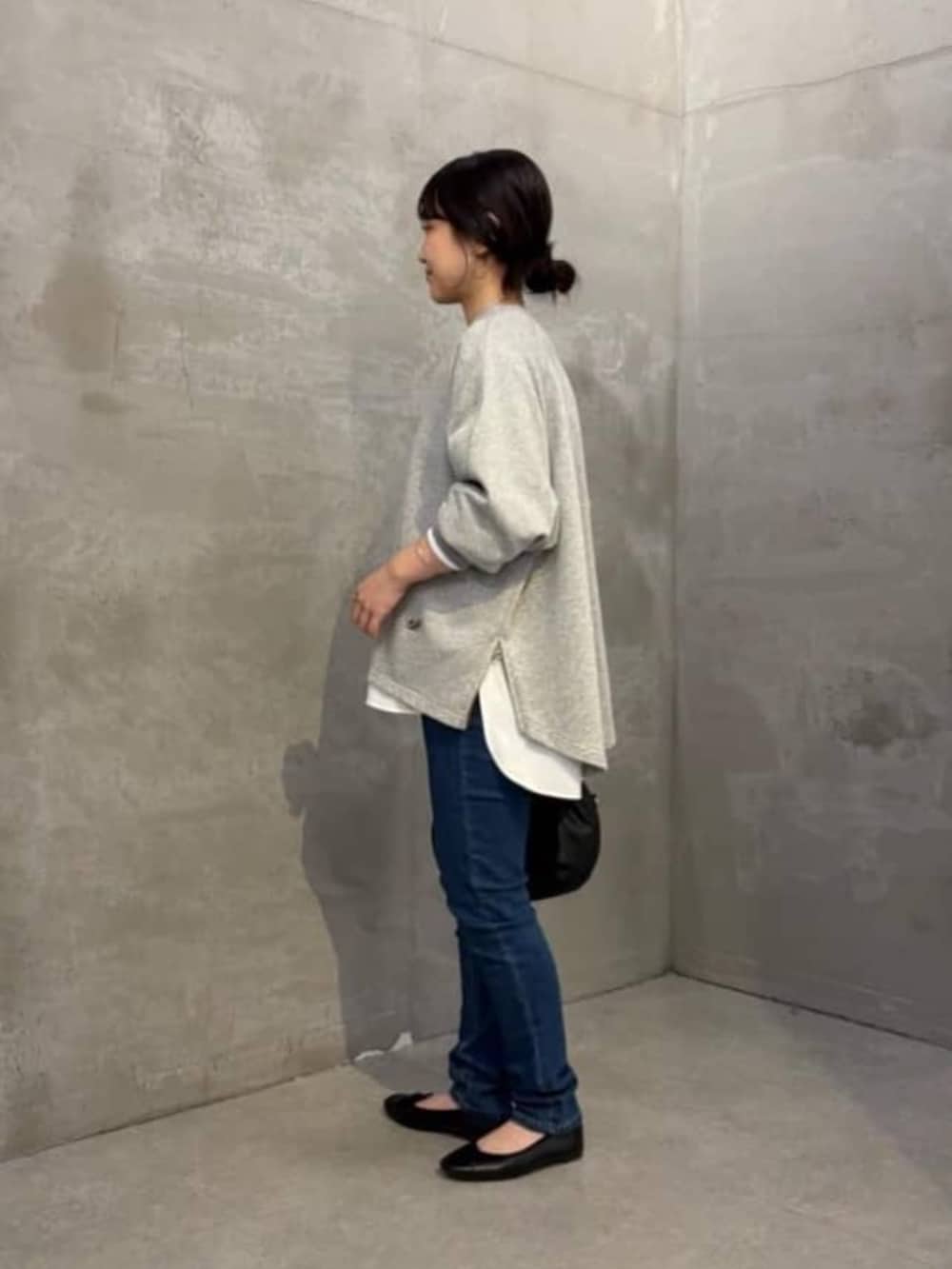 ブルー系のデニムパンツ、グレー系のTシャツ/カットソー、ホワイト系のシャツ/ブラウスを着用したレディースの夏コーディネートの3枚目の写真