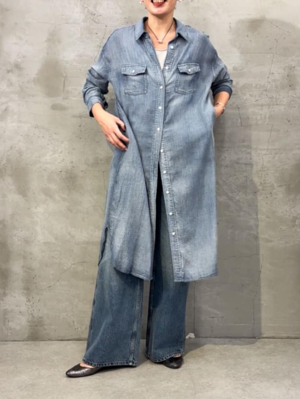 ブラック系のショルダーバッグ、ブルー系のその他パンツ、ブルー系のワンピースを着用したレディースの冬コーディネートの8枚目の写真