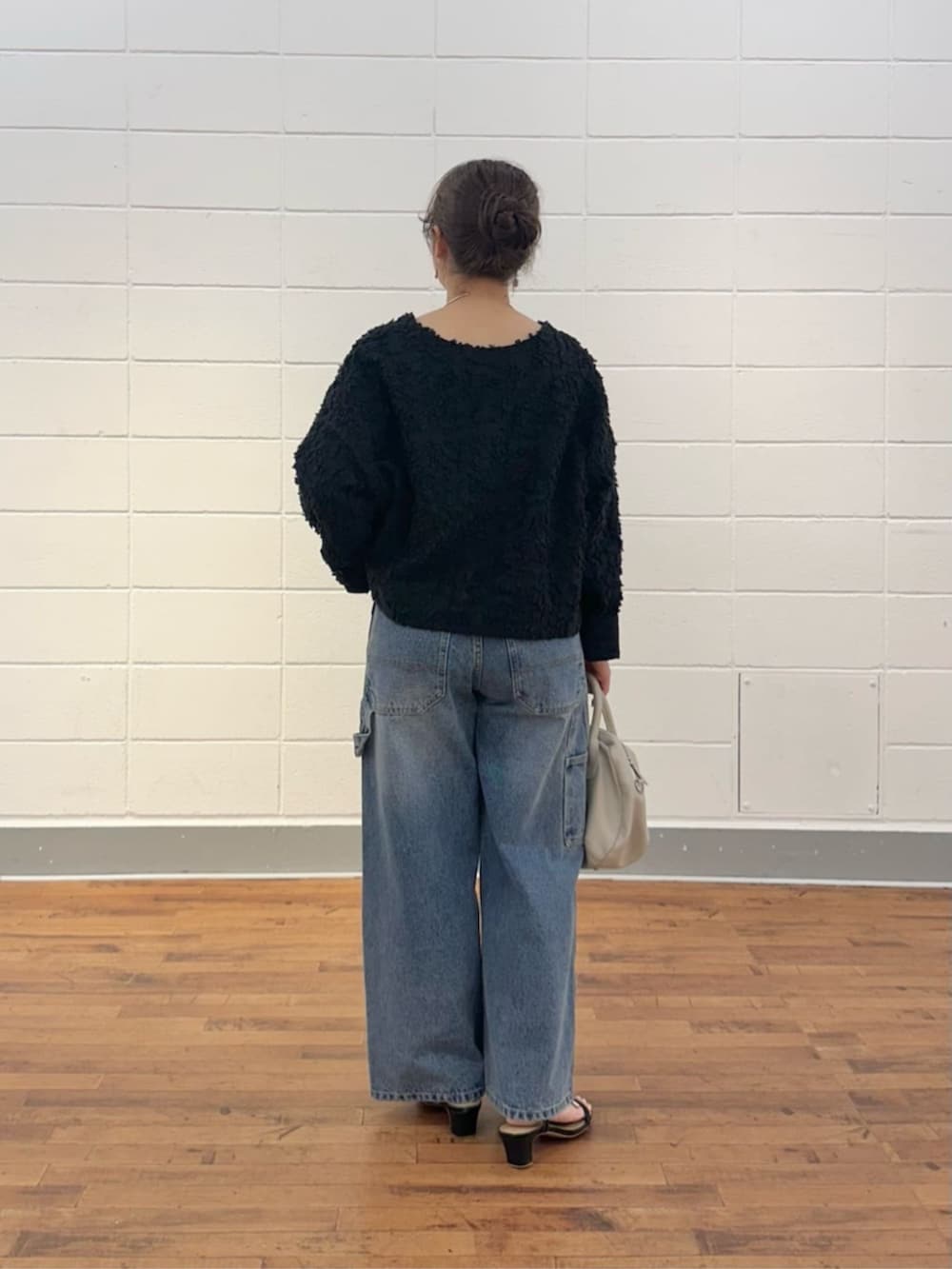 ブルー系のその他パンツ、ブラック系のシャツ/ブラウスを着用したレディースの夏コーディネートの4枚目の写真