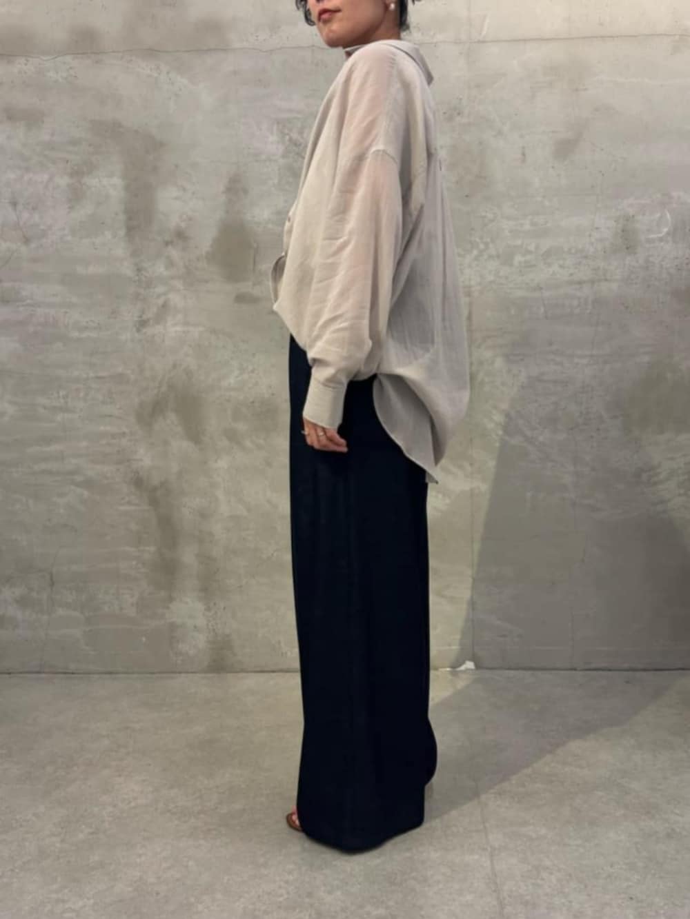 ブルー系のその他パンツ、グレー系のシャツ/ブラウスを着用したレディースの春コーディネートの4枚目の写真