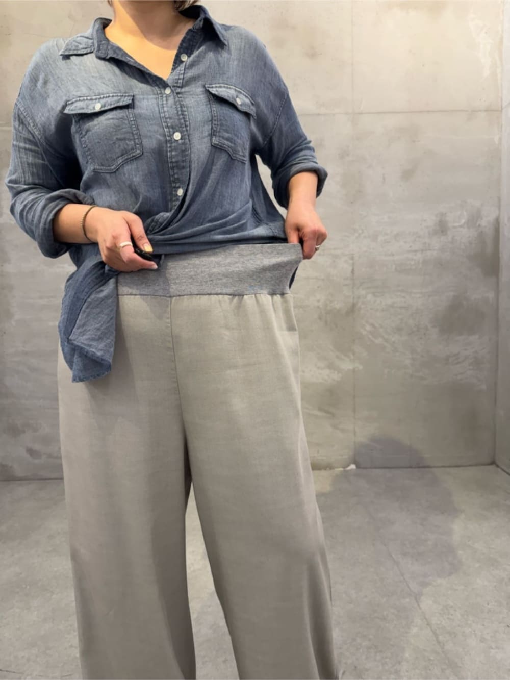 ブルー系のシャツ/ブラウス、ブラック系のショルダーバッグを着用したレディースの春コーディネートの9枚目の写真