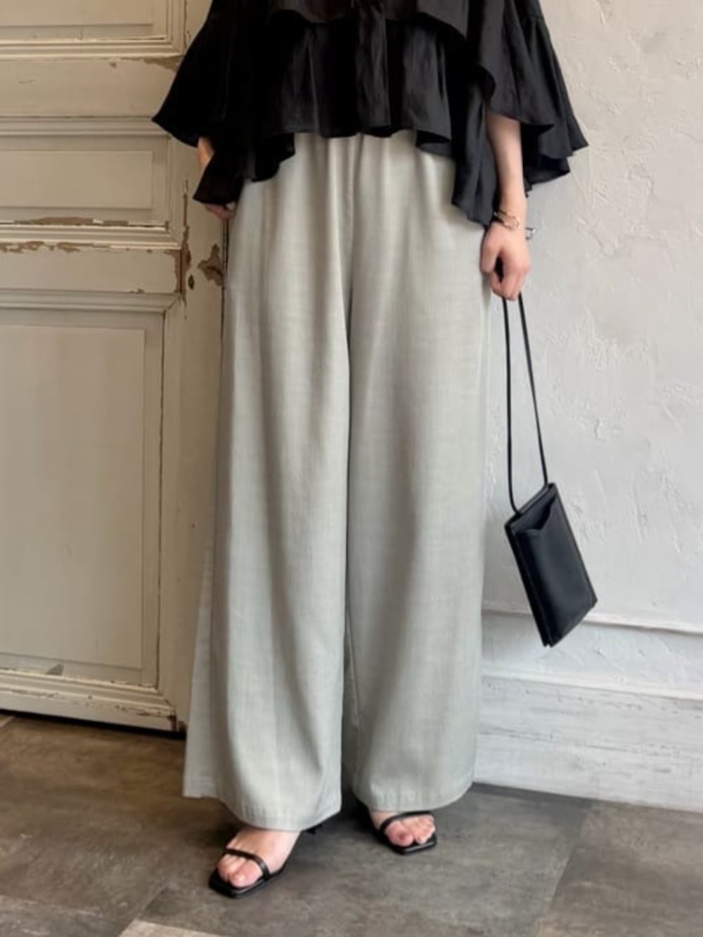 グレー系のその他パンツ、ブラック系のその他アウターを着用したレディースの春コーディネートの6枚目の写真