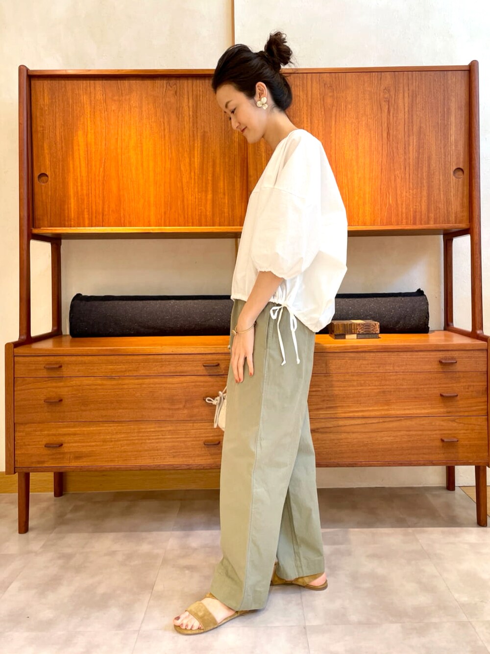 ホワイト系のシャツ/ブラウス、グリーン系のその他パンツ、ベージュ系のトートバッグを着用したレディースの春コーディネートの2枚目の写真