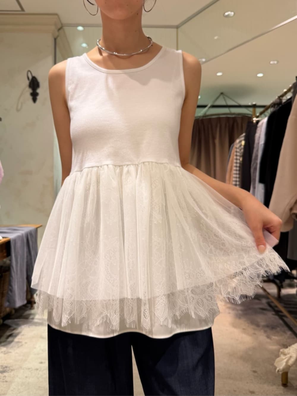 ブラック系のカーディガン/ボレロ、ブルー系のその他パンツ、ホワイト系のタンクトップを着用したレディースの秋コーディネートの7枚目の写真