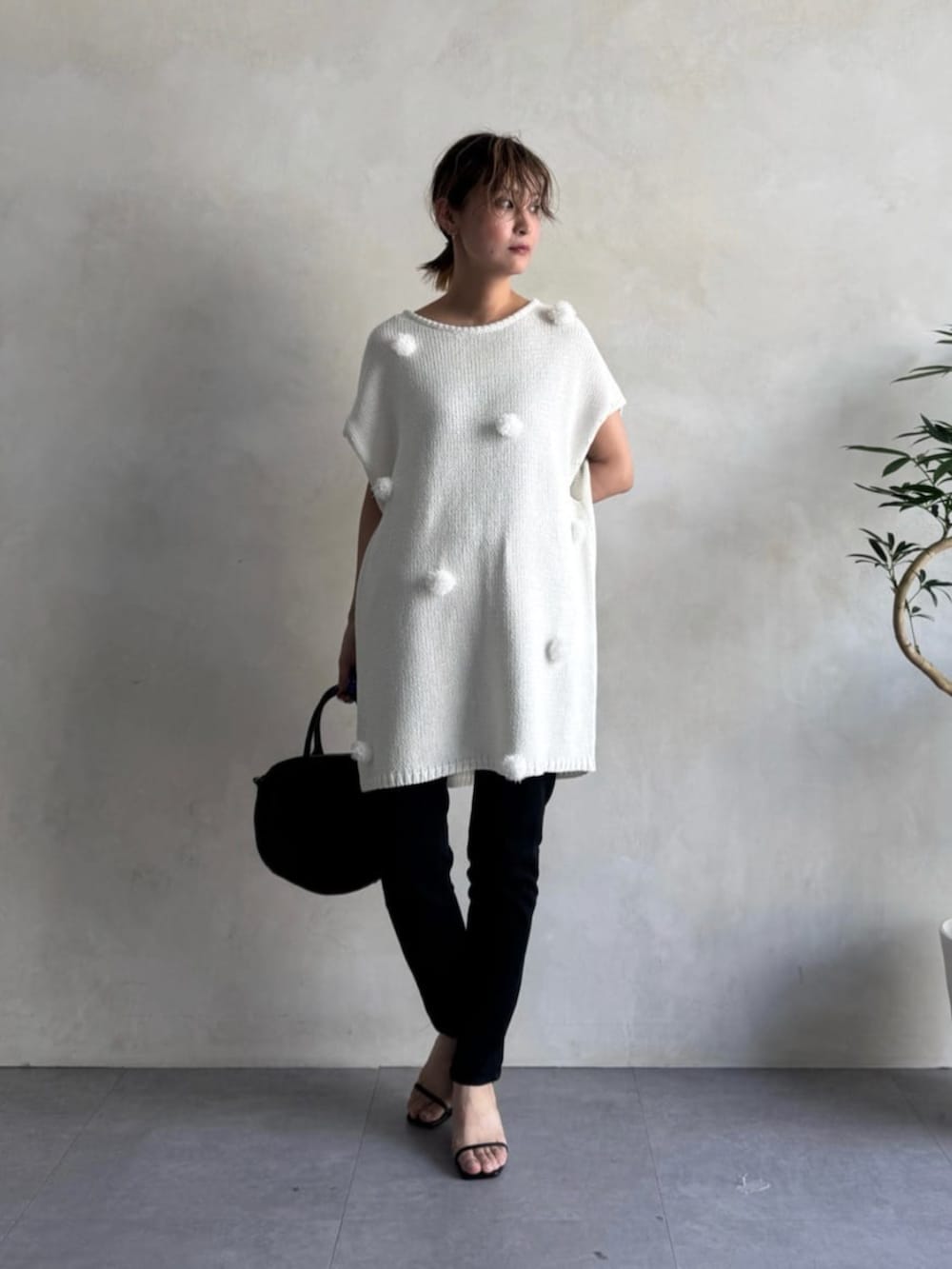 ホワイト系のニット/セーターを着用したレディースの冬コーディネートの3枚目の写真